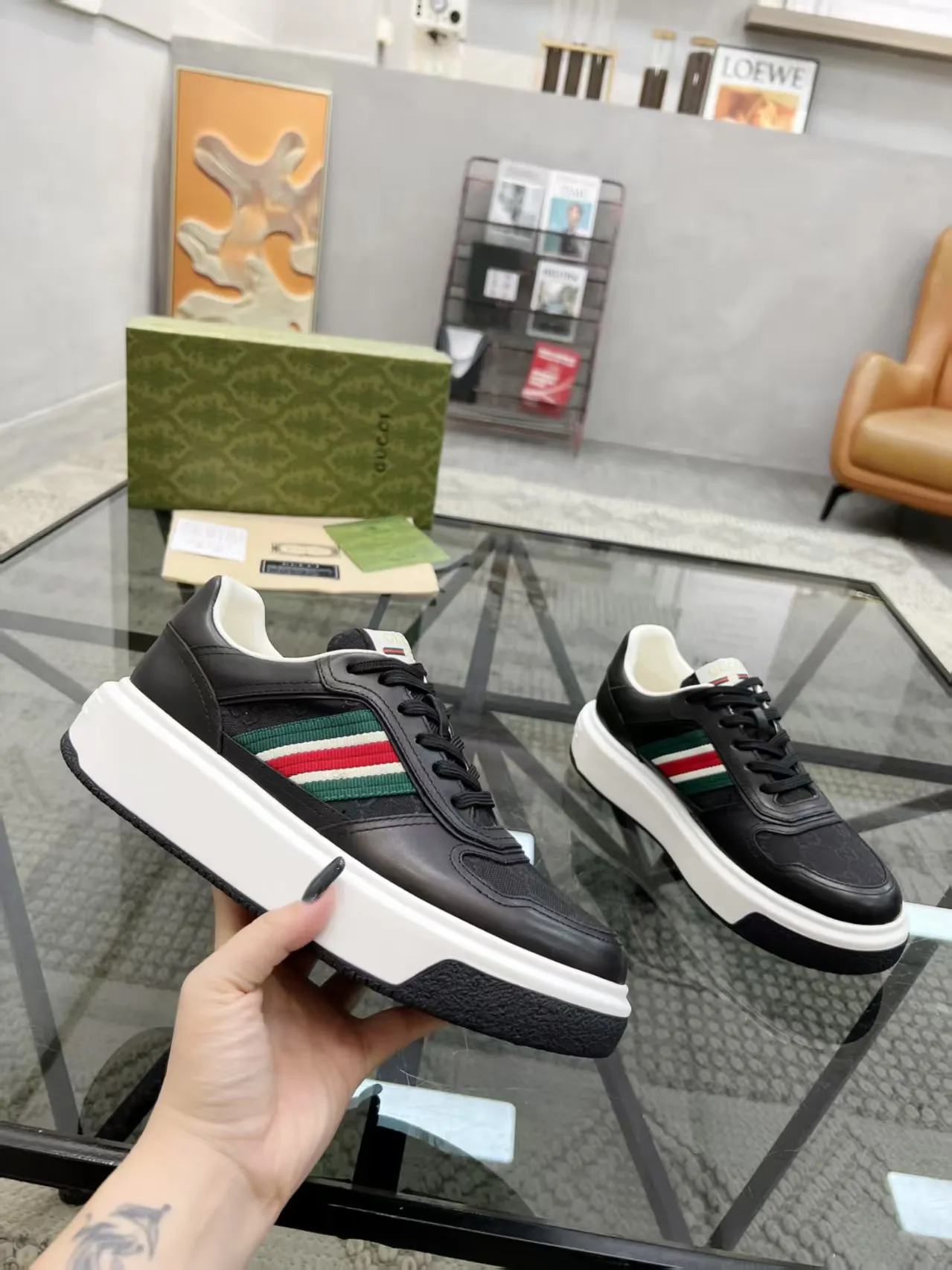 Factory price: 460💰Gucci’s new men’s shoes GUCCI] latest shoes shipped. Original quality, fashionable, made of special materials, sheepskin lining, brand new packaging. The foot feels super comfortable and the workmanship is impeccable. Size: 38-44, customized 45